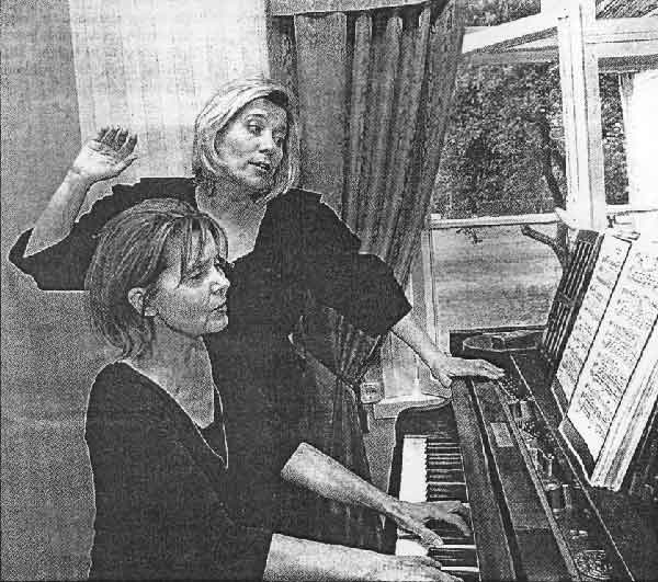 Suure-Jaani muusikapäevad avasid Kappide majas sopran Pille Lill ja pianist Marje Lohuaru ühise musitseerimisega. Väikese saali tõttu ja õues kuulajaid arvestades oli aken lahti.