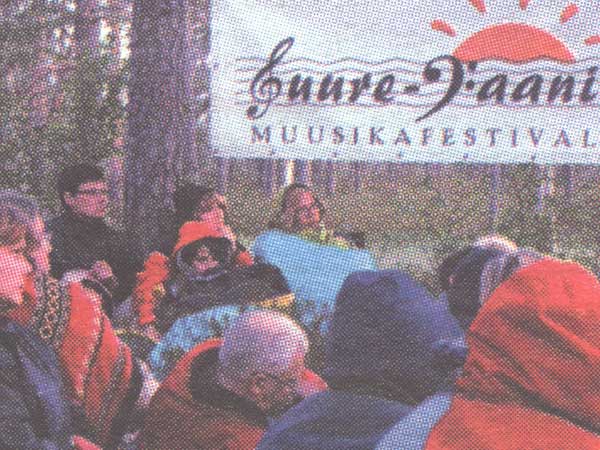 Suveöö jaheduses soo-orkestrit kuulamas.