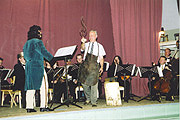 V Suure-Jaani Kesksuve Muusikafestival Strauss-orkester, kapellmeister Maano Männi ja "bürgermaister" esitasid "Sepa polka"