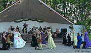 Strauss-orkester ja "Loits" laululaval.